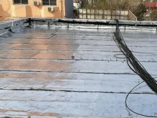 省直辖县卫生间漏水维修公司分享下省直辖县屋面楼顶防水刚性防水层施工要点。